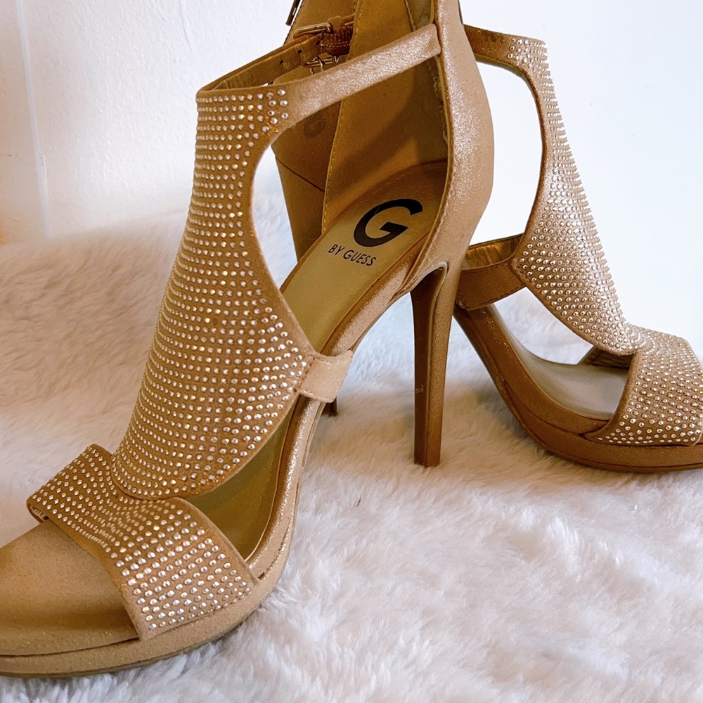 9M G By Guess Glamo peep toe heel. Gold fabric. Platform heels. used o… - Picture 10 of 11